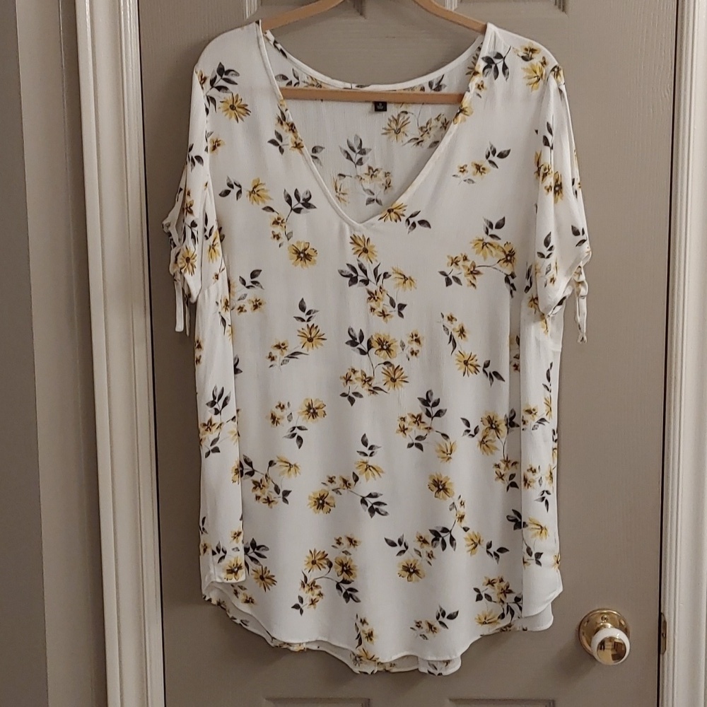 Women's Torrid Ivory Floral Short Sleeve Top Size 0 (12)